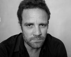 Mickey Leon interpreta Eitan Kopel