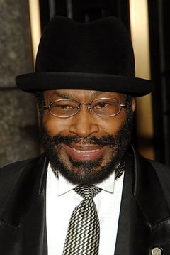 Anthony Chisholm interpreta Mr. Gomez
