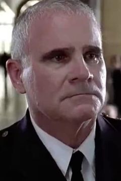 John Mahon interpreta Police Chief