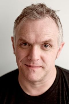 Greg Davies interpreta Mr. Gilbert