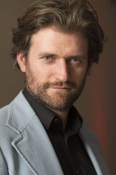 Henry Douthwaite interpreta Skender (uncredited)