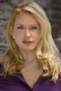 Cinthia Burke interpreta Greta Cummings