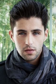 Josh Peck interpreta Scott Turner
