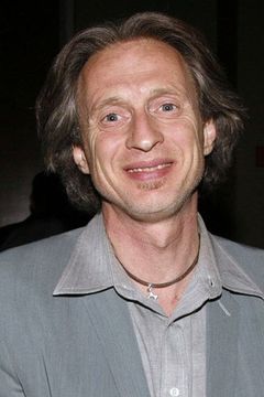 Michael Buscemi interpreta Baseball Dad