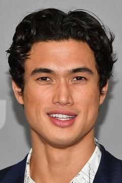 Charles Melton interpreta Reggie Mantle