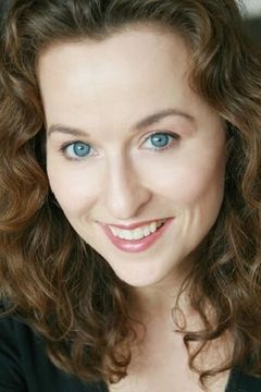 Elyzabeth Walling interpreta Jewelry Saleswoman