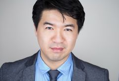 Wayne Chang interpreta Secret Service Agent (uncredited)