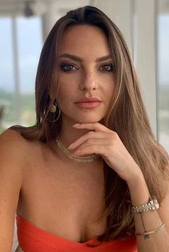 Jocelyn Binder interpreta Hot Tub Chick