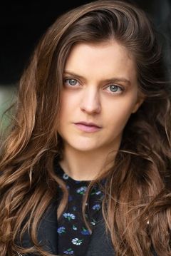 Olivia Jewson interpreta Slug Club Party Member (uncredited)