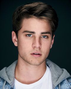 Carson Rowland interpreta Cole Reyes