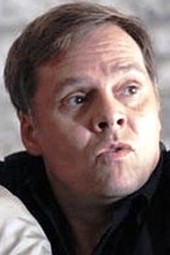 Gerry Nairn interpreta Reporter Paul Kraemer
