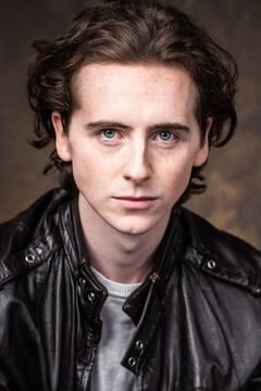 Daniel Gravelle interpreta Teen in Clothing Store