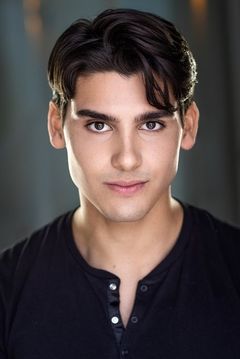 Hunter Romanillos interpreta Simon
