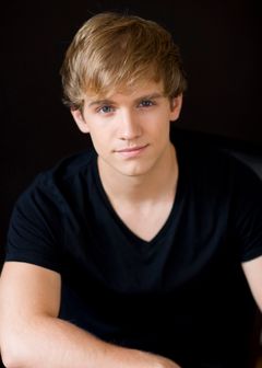 Nathan McLeod interpreta Michael
