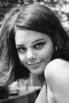 Tina Aumont interpreta Henriette