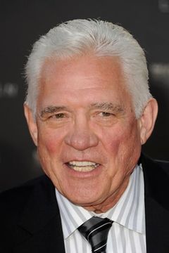 G. W. Bailey interpreta Louie Provenza