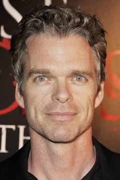Joshua Cox interpreta Giles