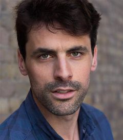 Tom Davey interpreta Percy