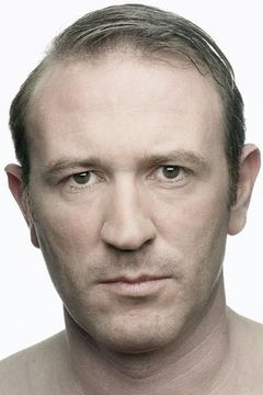 Stefan Walz interpreta Police Officer