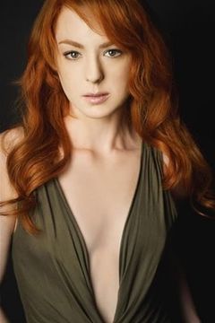 Michelle Elizabeth O'Shea interpreta Clothing Store Co-Worker