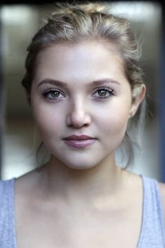 Mia McKenna-Bruce interpreta Ashley Tyler