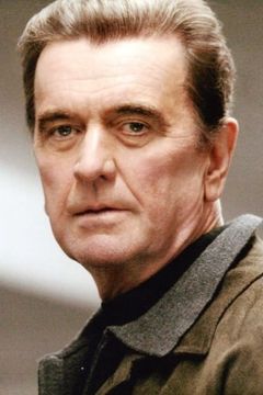 Gary Hetherington interpreta Edward Harrington