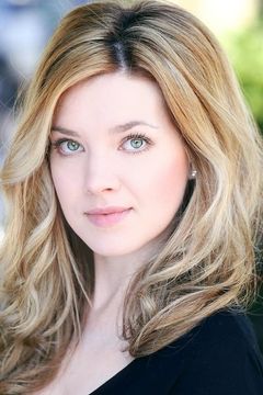 Evie Wray interpreta Wedding Guest / Dancer