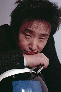 Nam June Paik interpreta Self