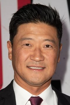 Tom Choi interpreta Asian Husband