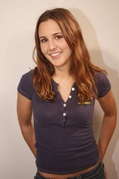 Nicole Thomas interpreta Pfizer Trainee #6