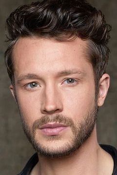 Nick Roux interpreta Adam