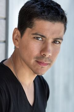 Jeremy Ray Valdez interpreta Liquor Store Clerk Nico