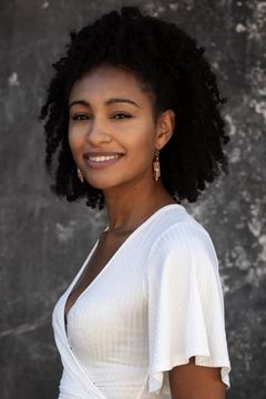 Natalie Simpson interpreta DC Lawson