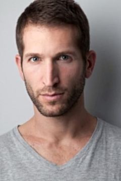 Justin Munitz interpreta Alderich "Hans" Heilbronner