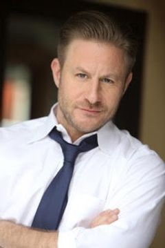Charlie Newmark interpreta Locker Room Guy