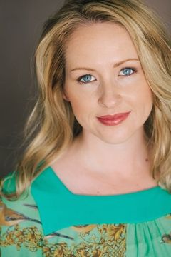 Jen Smedley interpreta Newscaster 2