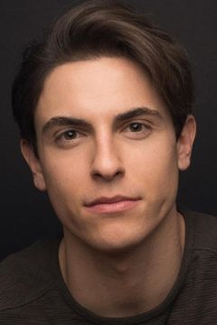 Derek Klena interpreta John