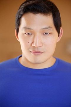 Jonathan Lee interpreta Johnny Mu