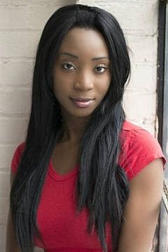 Toyin Ishola interpreta Chloe Benitez