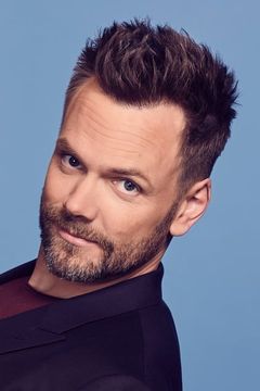 Joel McHale interpreta Butler
