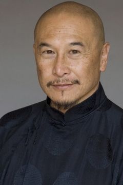 James Lew interpreta Shaolin Monk (uncredited)