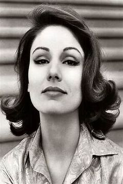 Nora Marlowe interpreta Anna, the menacing housekeeper (uncredited)