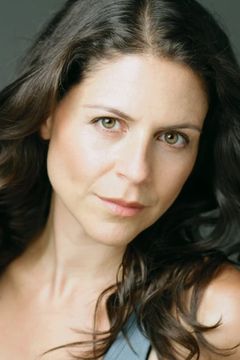 Katie Kreisler interpreta Director