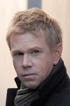 Thomas Morris interpreta Kaye