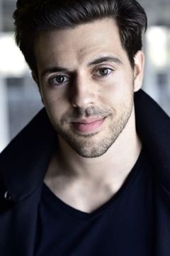 Nassim Avat interpreta Aron Hurwitz