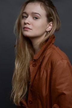 Manon Valentin interpreta Lou