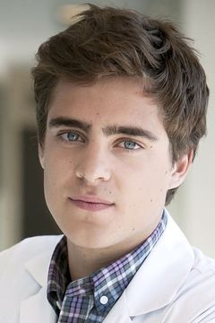 Clément Moreau interpreta Alex, the dresser