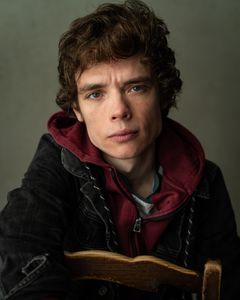 Tom Mackley interpreta Julian