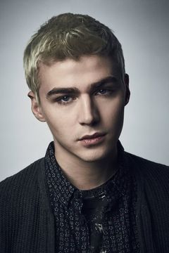 Miles Heizer interpreta Josh