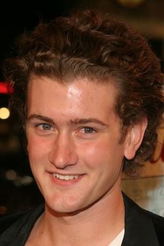 Max Kasch interpreta Troy